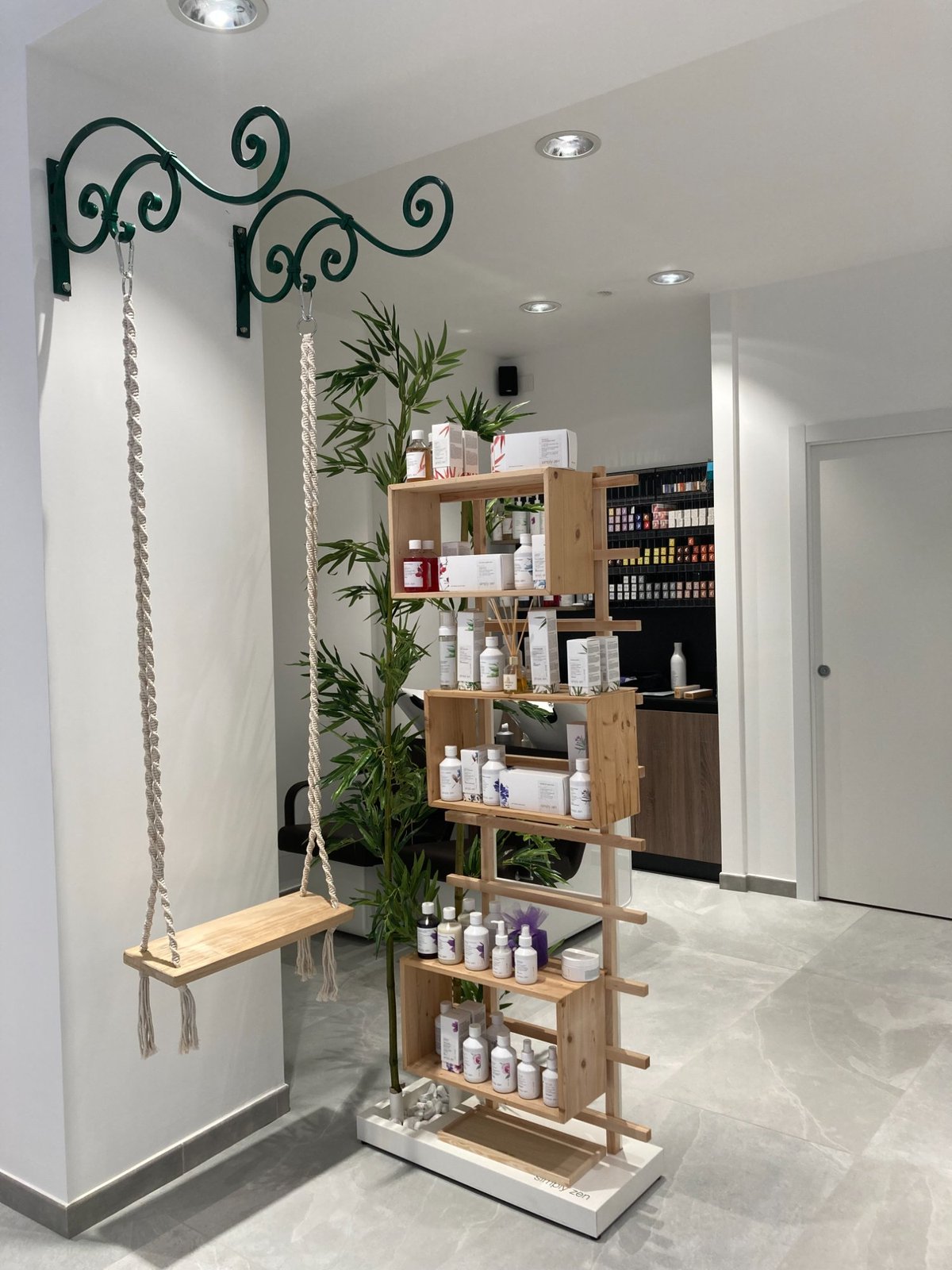 Ingresso Armonì Haircode con altalena