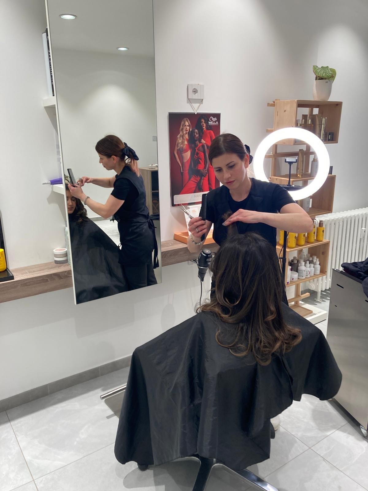 Manuela al lavoro — Armonì Haircode